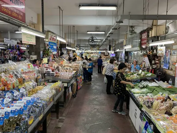 Chiang Mai, Tayland - 28 Aralık 2019: Warorot Market 'in dışı, Chiang Mai' nin en büyük yerel pazarlarından biridir.