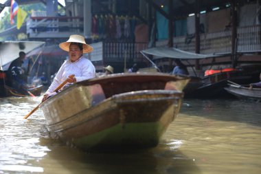 Bangkok, Tayland - 29 Aralık 2019: Yerel satıcı ürünü Damnoen Saduak Yüzen Pazarı 'ndaki nehirde sattı. yüzen pazar Bangkok 'ta bir bakış açısıdır