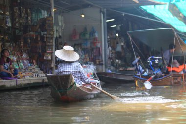 Bangkok, Tayland - 29 Aralık 2019: Yerel satıcı ürünü Damnoen Saduak Yüzen Pazarı 'ndaki nehirde sattı. yüzen pazar Bangkok 'ta bir bakış açısıdır
