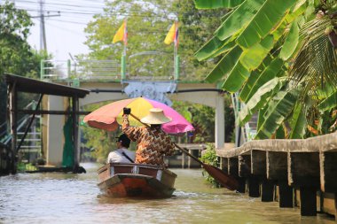 Bangkok Tayland - 29 Aralık 2019: Yerel satıcı ürünü Damnoen Saduak Yüzen Pazarı 'ndaki nehirde sattı. yüzen pazar Bangkok 'ta bir bakış açısıdır