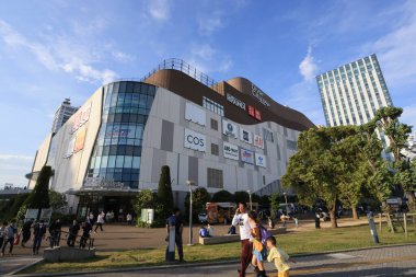 Tokyo 5 Mayıs 2023: Odaiba 'nın Odaiba sahil parkındaki DiverCity Tokyo Plaza' sının dışı. Odaiba 'daki alışveriş merkezlerinden biri.