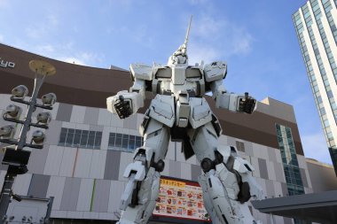 Tokyo 5 Mayıs 2023: RX-0 Tekboynuz Gundam heykeli Odaiba 'nın DiverCity Tokyo Plaza' sının önünde sergileniyor.