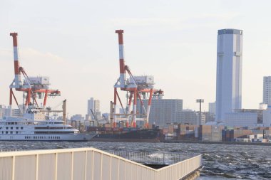 Tokyo - 3 Mayıs 2023: Dev konteyner gemisi Odaiba yakınlarındaki Tokyo Körfezi kanalından geçiyor. Japonya 'dan beklenmeyen ihracat Mayıs 2023' te% 0.6 oranında azalarak JPY 7.292.6 milyar dolara ulaştı.