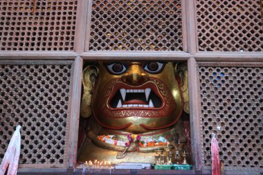 Katmandu, Nepal - 17 Kasım 2023: Katmandu Durbar Meydanı 'ndaki Bhairava Heykelinin Kapanışı. Turizm endüstrisi Nepal 'in başlıca iş alanlarından biridir.