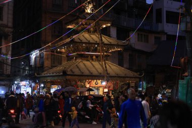 Katmandu, Nepal - 22 Kasım 2023: Annapurna Ajima tapınağı Asan pazarında. Katmandu 'nun merkezinde bir seremoni, pazar ve konut meydanı..