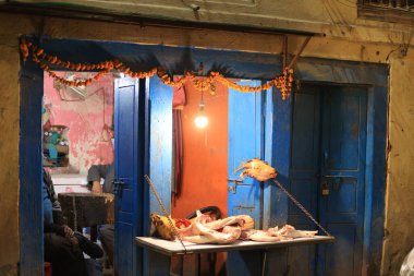 Katmandu, Nepal - 22 Kasım 2023: Et dükkanı keçiyi pazarda sattı. Asan pazarı, Kathmandu 'da bir seremoni, pazar ve konut meydanıdır.