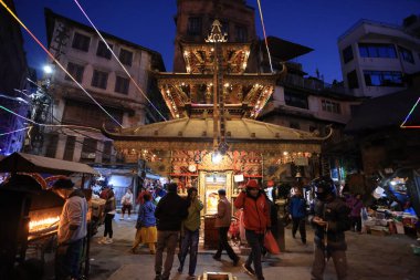 Katmandu, Nepal - 22 Kasım 2023: Asan pazarında Annapurna Ajim tapınağı, Katmandu 'nun merkezinde bir seremoni, pazar ve yerleşim meydanıdır. Yerel pazarlardan biri..