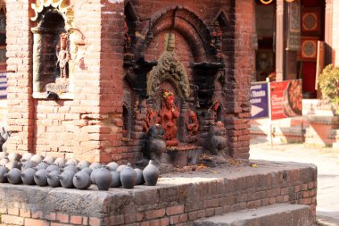 Katmandu, Nepal - 20 Kasım 2023: işçiler çömlekçiyi yerleştiriyor. Çömlekçi, Talako Tole 'da güneşte kurutulmuş, ya da çömlek kare denen bir yerde..