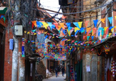 Kathmandu, Nepal 3 Eylül 2023: Bhaktapur Durbar Meydanı 'ndaki renkli bayrakların sokak manzarası