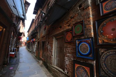 Katmandu, Nepal - 20 Kasım 2023: Thangka mağazaları Bhaktapur Durbar Meydanı 'nda açıldı. Thangka geleneksel bir Tibet Budist tablosudur ve genellikle bir Budist ilahını tasvir eder.
