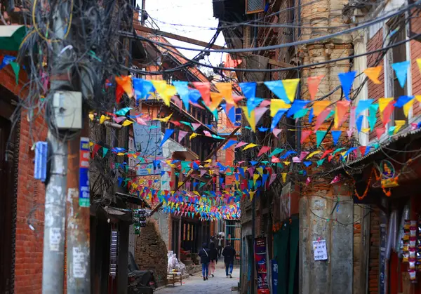 Kathmandu, Nepal 3 Eylül 2023: Bhaktapur Durbar Meydanı 'ndaki renkli bayrakların sokak manzarası