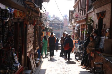 Katmandu, Nepal - 24 Kasım 2023: yerel halk Bhaktapur eski kasaba bölgesinde yaşıyor. Bhaktapur tarihi alanı ve durbar meydanı yaşayan bir miras.