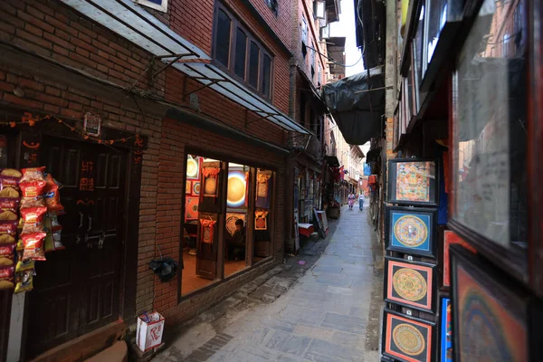 Katmandu, Nepal - 20 Kasım 2023: Thangka mağazaları Bhaktapur Durbar Meydanı 'nda açıldı. Thangka geleneksel bir Tibet Budist tablosudur ve genellikle bir Budist ilahını tasvir eder.