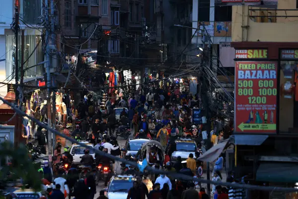 Katmandu, Nepal 29 Kasım 2023: Turist olmayan bölgede yerel yürüyüş. Katmandu, Nepal 'in başkenti ve en kalabalık şehridir. Kathmandu 'da binlerce insan yaşıyor.