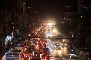 Katmandu, Nepal 29 Kasım 2023: Kathmandu anayolunda trafik sıkışıklığı yaşandı. Katmandu, Nepal 'in başkenti ve en kalabalık şehridir. Kathmandu 'da binlerce insan yaşıyor.