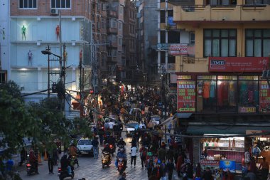 Katmandu, Nepal - 22 Kasım 2023: Turist olmayan bölgede yerel yürüyüş. Katmandu, Nepal 'in başkenti ve en kalabalık şehridir. Kathmandu 'da binlerce insan yaşıyor.