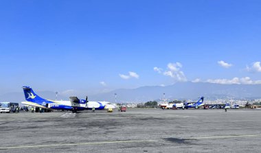 Katmandu, Nepal - 22 Kasım 2023: havayolu şirketi havaalanında bekliyor. Tribhuvan uluslararası havaalanı Nepal 'de sadece bir uluslararası havaalanıdır..