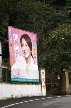 Tainan, Tayvan 21 Ocak 2024: Louisa Kuo Chen-Hui 'nin yol kenarındaki kampanya posteri. Cumhurbaşkanlığı seçimlerinden sonra yasama seçimleri yapılacak
