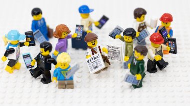 Hong Kong - 15 Şubat 2024: Eski moda bir gazeteci çocuk bir grup mobil kullanıcı içinde son dakika haberi veriyor