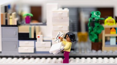 Hong Kong - 15 Şubat 2024: ofis kadını arşiv odasında dosyalanması zor