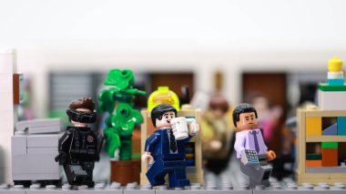 Hong Kong - 15 Şubat 2024: Hırsızın biri ofis içinden otobüs teklifini çaldı.