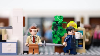 Hong Kong - 15 Şubat 2024: bir adam patronundan nefret ediyor ve ona saldırmak istiyor