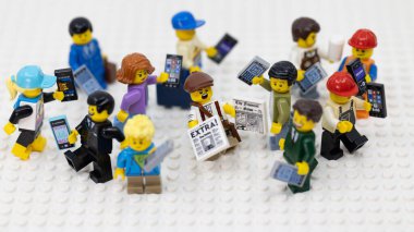 Hong Kong - 15 Şubat 2024: Eski moda bir gazeteci çocuk bir grup mobil kullanıcı içinde son dakika haberi veriyor