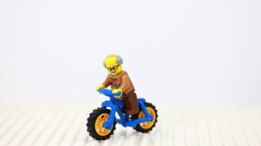 Hong Kong - 15 Şubat 2024: Yaşlı adam tehlikeli bir spor yapıyor