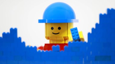 Hong Kong - 15 Şubat 2024: Dev adam parça parça bir duvar inşa etti