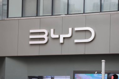 Hong Kong - 29 Mart 2024: Kowloon Bay, Hong Kong 'daki BYD otomobil galerisi Kasım 2023' te açıldı. BYD, Çin 'in çok uluslu imalat şirketinin genel merkezlerinden biri.