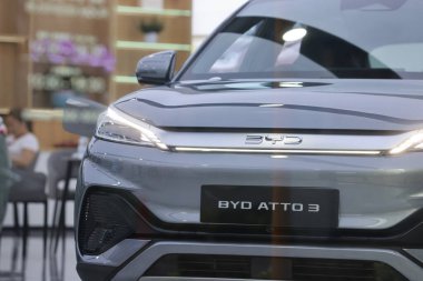 Hong Kong - 29 Mart 2024: Kowloon Bay, Hong Kong 'daki BYD otomobil galerisi Kasım 2023' te açıldı. BYD, Çin 'in çok uluslu imalat şirketinin genel merkezlerinden biri.