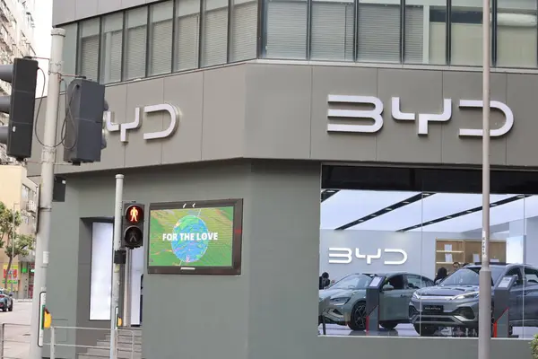 3月29日 2024 香港のKowloon湾にあるByd自動車ショールームは 2023年11月にオープンしました Bydは 中国の多国籍コングロマリット製造会社本社の一つです ロイヤリティフリーのストック画像