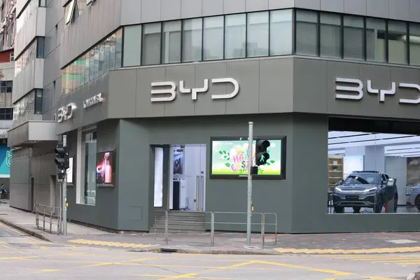 3月29日 2024 香港のKowloon湾にあるByd自動車ショールームは 2023年11月にオープンしました Bydは 中国の多国籍コングロマリット製造会社本社の一つです ストック写真