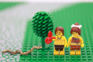 Hong Kong - 3 Nisan 2024: Cennet Bahçesi 'nde yasak meyveyi yiyen adamın düşüşü