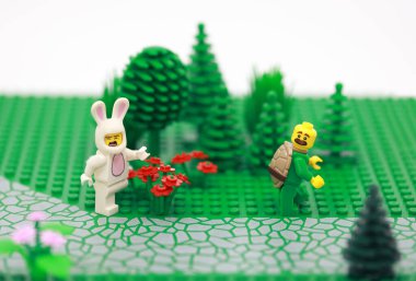 Hong Kong - 3 Nisan 2024: Tavşan düşmanı hafife alır ve kaplumbağaya karşı yarışı kaybeder