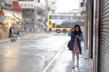 Hong Kong Sheung Wan 'da tek başına yürüyen bir kız. Ziyaretçi olarak. Ama dükkan kapalı ve yolunu kaybetmiş.
