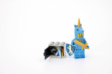 Hong Kong - 6 Mayıs 2024: tek boynuzlu at sargısı olan ve boynuzunu koruyan adam