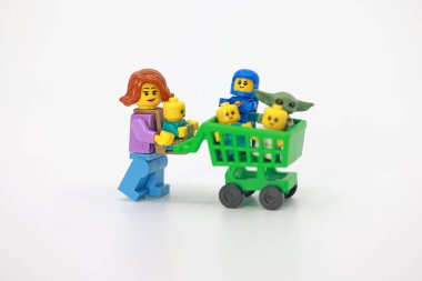 Hong Kong - 6 Mayıs 2024: Annenin çok çocuğu var