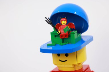 Hong Kong - 6 Mayıs 2024: Dev adam para dolu, şeytan baştan çıkarıcı