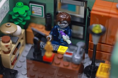 Hong Kong - 6 Mayıs 2024: ofiste çalışan bir zombi