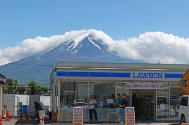 Kawaguchiko, Japonya - 22 Mayıs 2024: Japonya, Lawson marketinin arkasındaki Fuji Dağı manzarasını turistleri caydırmak için blokladı