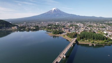 Kawaguchiko şehrinin ve Fuji Dağı 'nın hava manzarası.