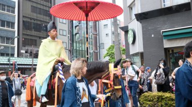 Tokyo - 19 Mayıs 2024: Sanja Festivali 'nde shinto şaman kutlaması. Geleneksel bir festivaldir. Bir tapınak kuran üç adamın ruhlarına adanmış bir Shinto festivali.