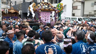 Tokyo - 19 Mayıs 2024: Sanja Festivali 'nde insanlar kutlama yapıyor. Sanja Festivali geleneksel festivallerden biri, hafta sonu boyunca Shinto festivalini kuran üç kişinin ruhları için düzenlendi. 