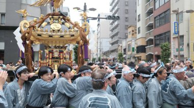 Tokyo - 19 Mayıs 2024: Sanja Festivali 'nde insanlar kutlama yapıyor. Sanja Festivali, hafta sonu Shinto festivalinin geleneksel festivallerinden biri. Şinto festivalini kuran üç kişinin ruhlarına adanmıştır.