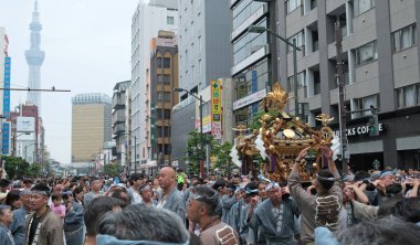 Tokyo - 19 Mayıs 2024: Sanja Festivali 'nde insanlar kutlama yapıyor. Sanja Festivali geleneksel festivallerden biri, hafta sonu boyunca Shinto festivalini kuran üç kişinin ruhları için düzenlendi. 