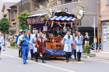 Tokyo - 19 Mayıs 2024: Sanja Festivali 'nde insanlar kutlama yapıyor. Sanja Festivali, hafta sonu Shinto festivalinin geleneksel festivallerinden biri. Şinto festivalini kuran üç kişinin ruhlarına adanmıştır.