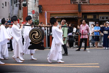 Tokyo - 19 Mayıs 2024: Sanja Festivali 'nde shinto şaman kutlaması. Geleneksel bir festivaldir. Bir tapınak kuran üç adamın ruhlarına adanmış bir Shinto festivali.