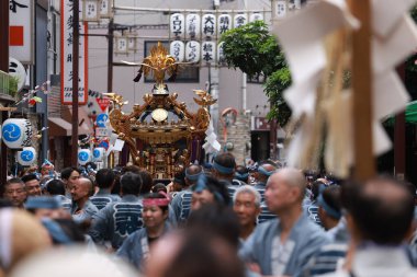 Tokyo - 19 Mayıs 2024: Sanja Festivali 'nde insanlar kutlama yapıyor. Sanja Festivali, hafta sonu Shinto festivalinin geleneksel festivallerinden biri. Şinto festivalini kuran üç kişinin ruhlarına adanmıştır.