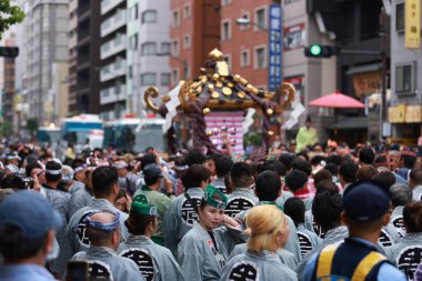 Tokyo - 19 Mayıs 2024: Sanja Festivali 'nde insanlar kutlama yapıyor. Sanja Festivali, hafta sonu Shinto festivalinin geleneksel festivallerinden biri. Şinto festivalini kuran üç kişinin ruhlarına adanmıştır.